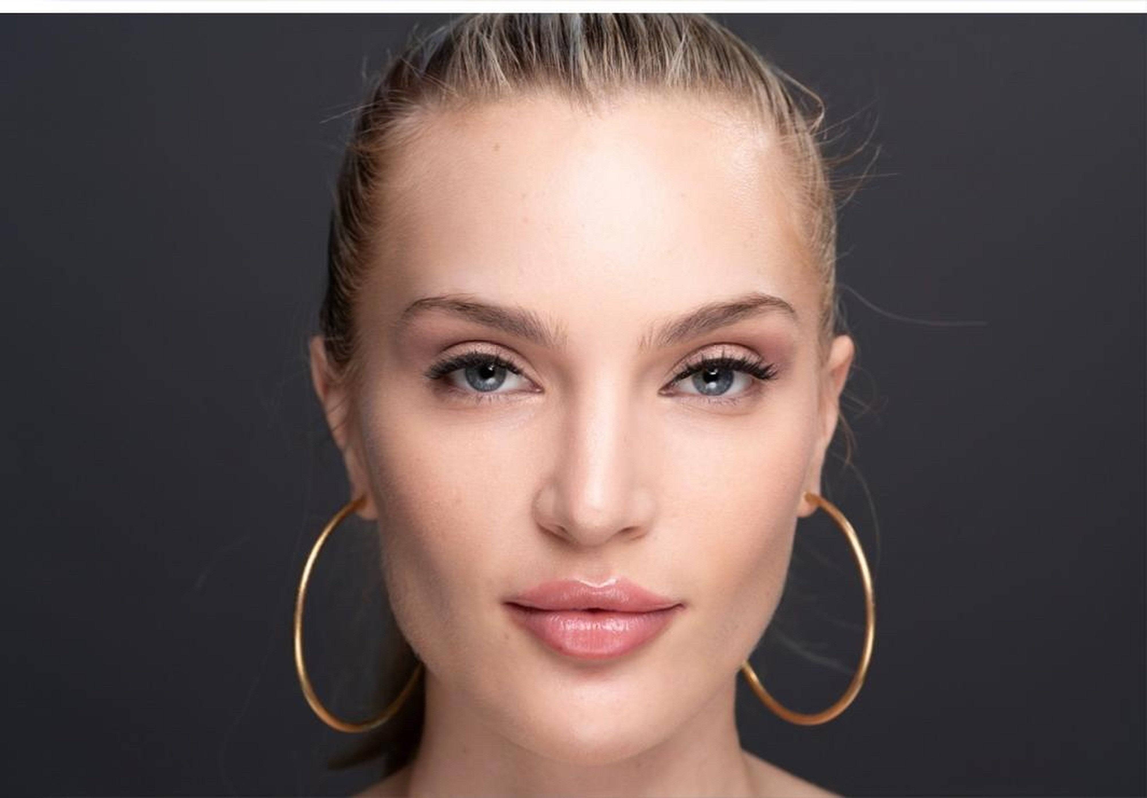 Model wearing Social Butterfly lashes, front view