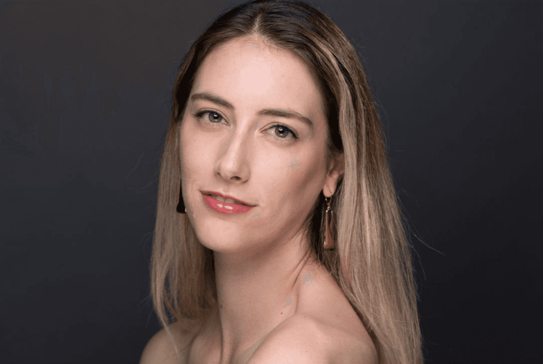 Smiling woman with Elegant Effect lashes